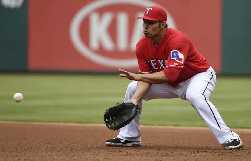 Texas Rangers first baseman Carlos Pena (21) fields a ball in the 4th inning against the...