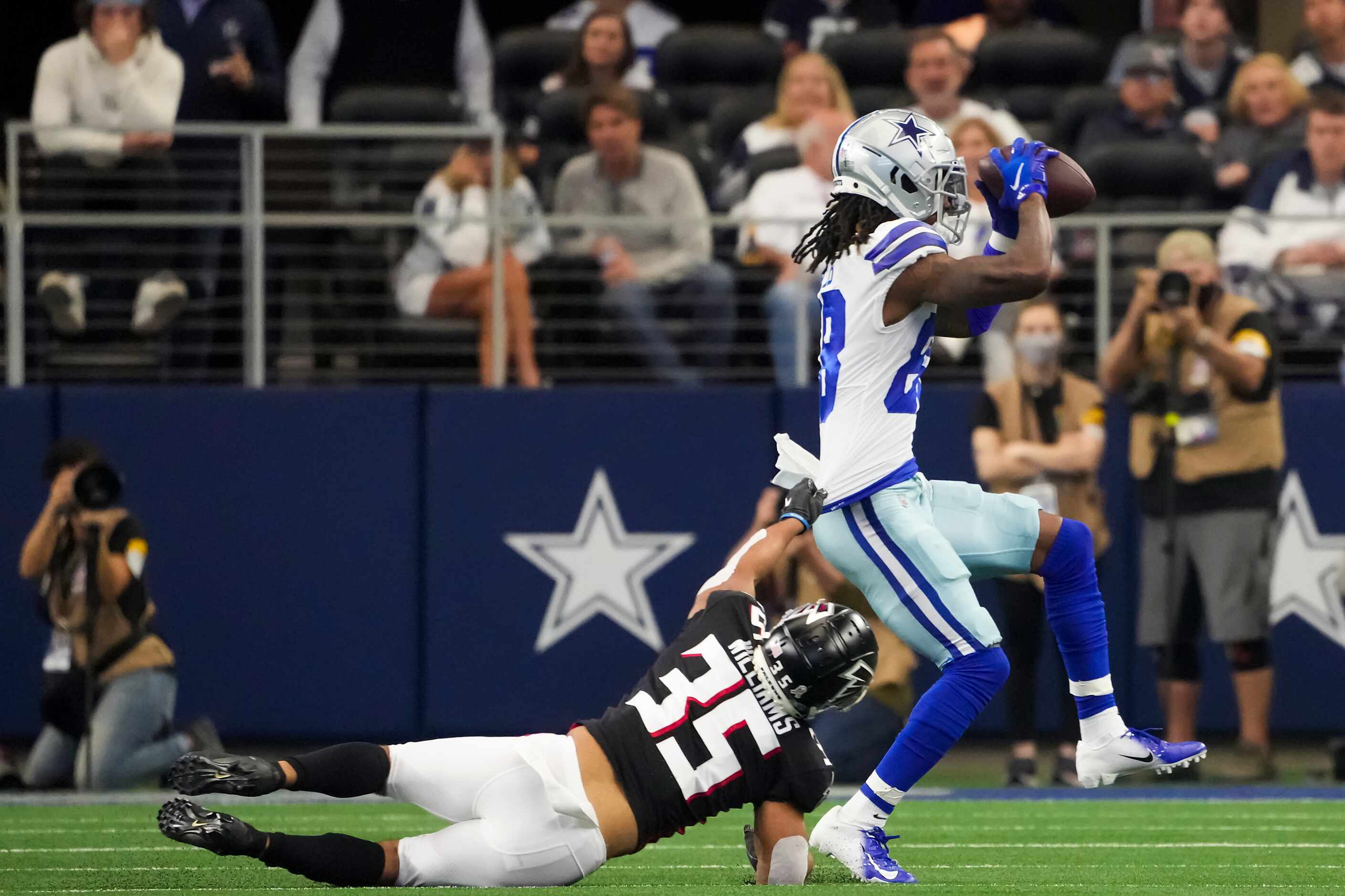 Dallas Cowboys wide receiver CeeDee Lamb (88) catches a 21-yard pass on a fourth-and-five...