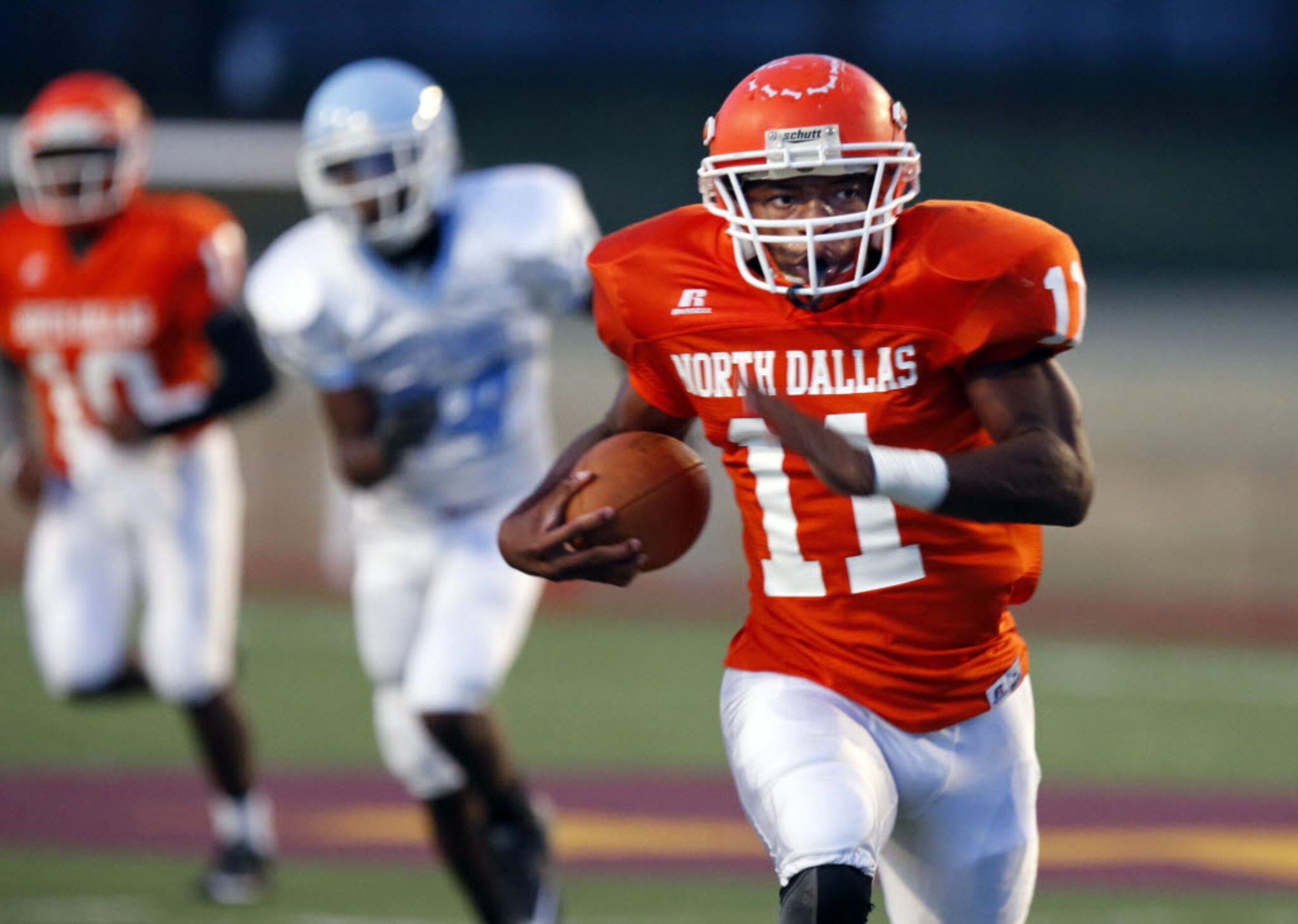 (TXHSFB) North Dallas High RB Geovoni Manning (11) breaks away and takes the football to the...