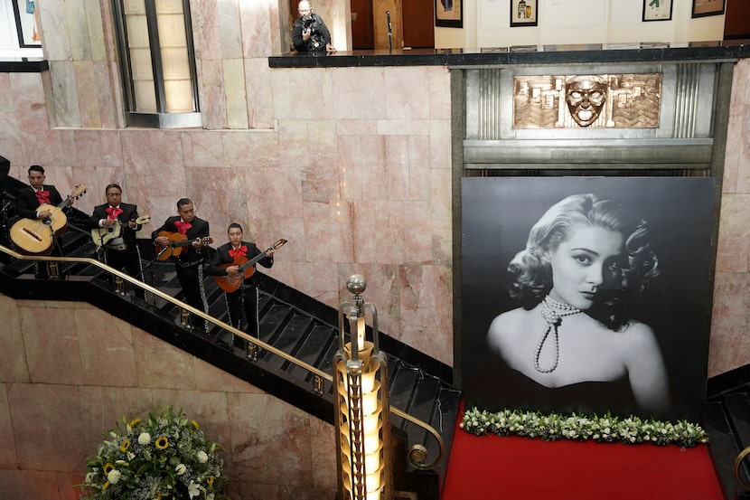 Mariachis actúan durante el funeral de la actriz mexicana Silvia Pinal en el Palacio de...