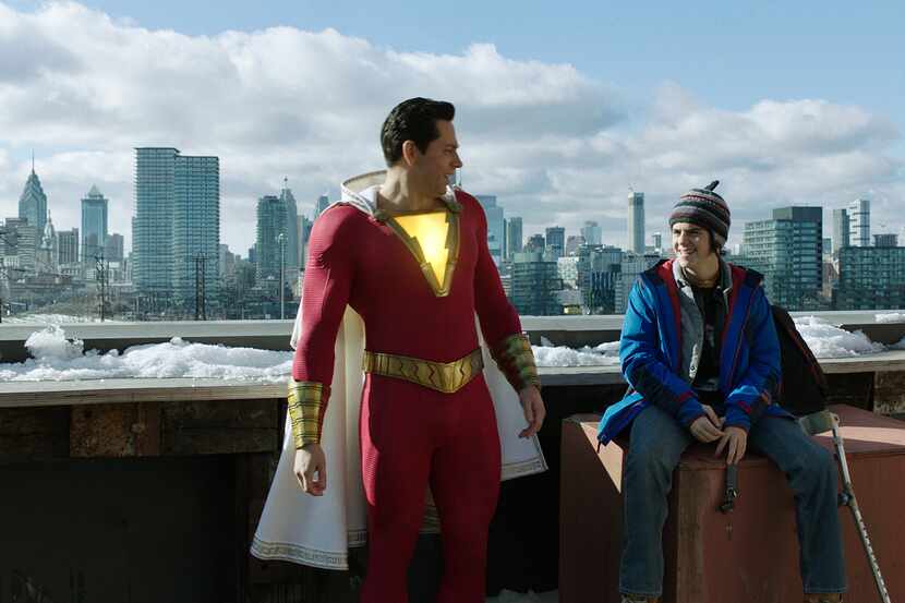  Zachary Levi da vida a la versión agrandada de Billy Batson, interpretado de niño por Asher...