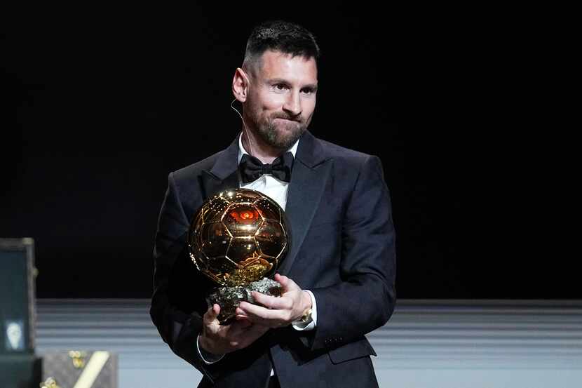 El campeón mundial argentino Lionel Messi del Inter Miami recibe el Balón de Oro 2023 al...