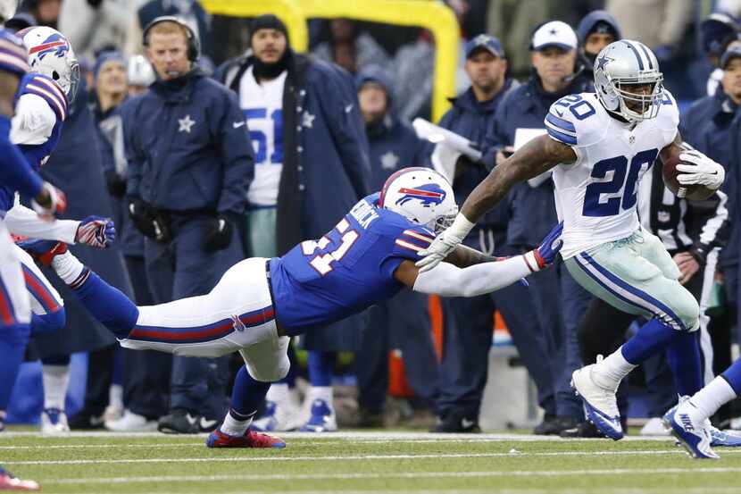 Dallas Cowboys running back Darren McFadden (20) attempts to break away from Buffalo Bills...