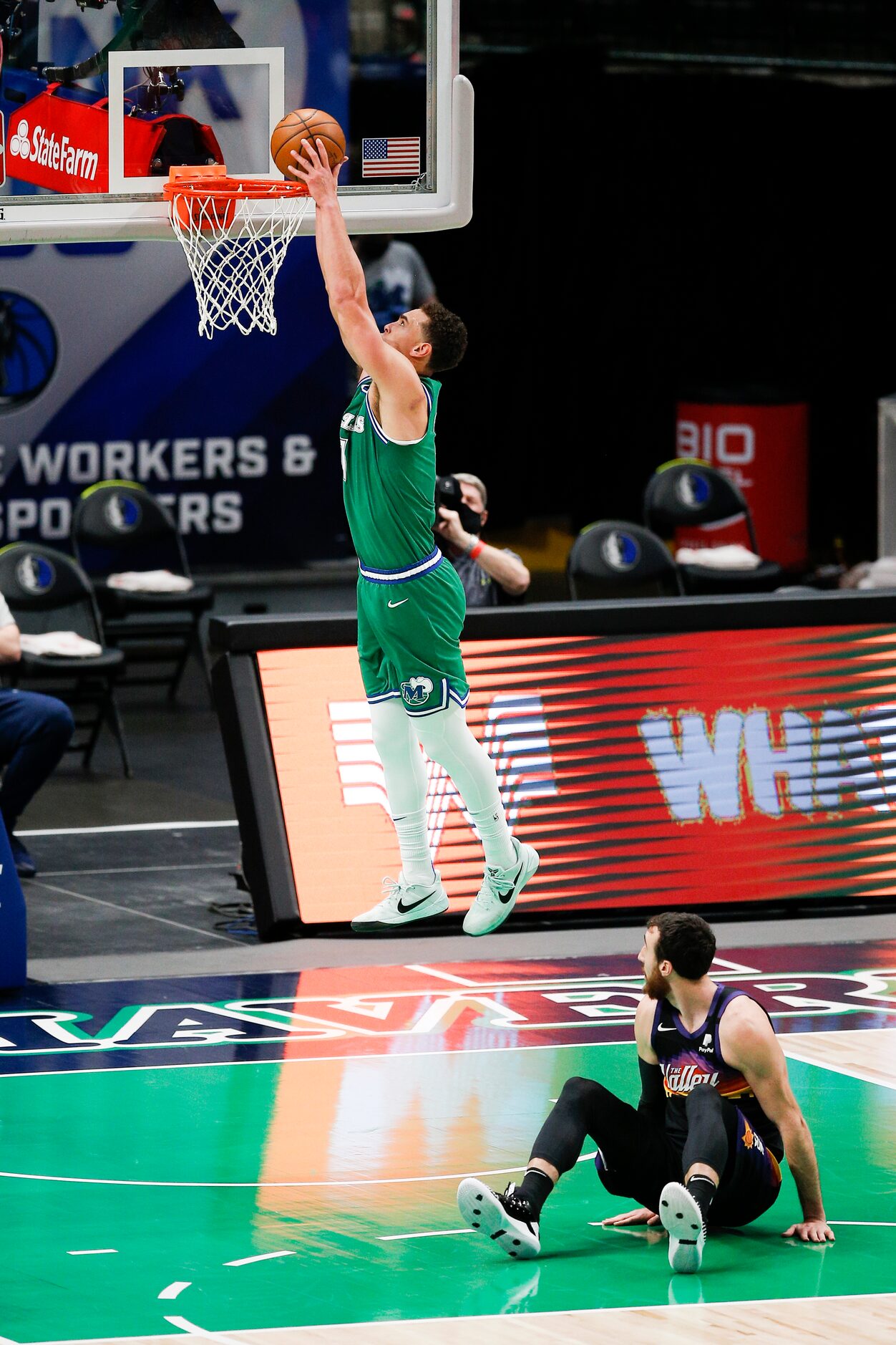 Dallas Mavericks forward Dwight Powell (7) dunks after Phoenix Suns forward Frank Kaminsky,...