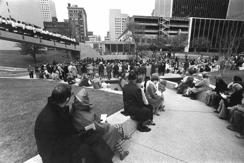 A crowd listening to Christmas carols at Thanks-Giving Square in 1977.