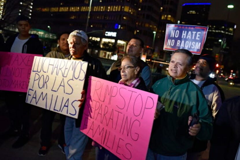 22 personas realizaron una marcha contra las políticas de Donald Trump, el sábado en Dallas.