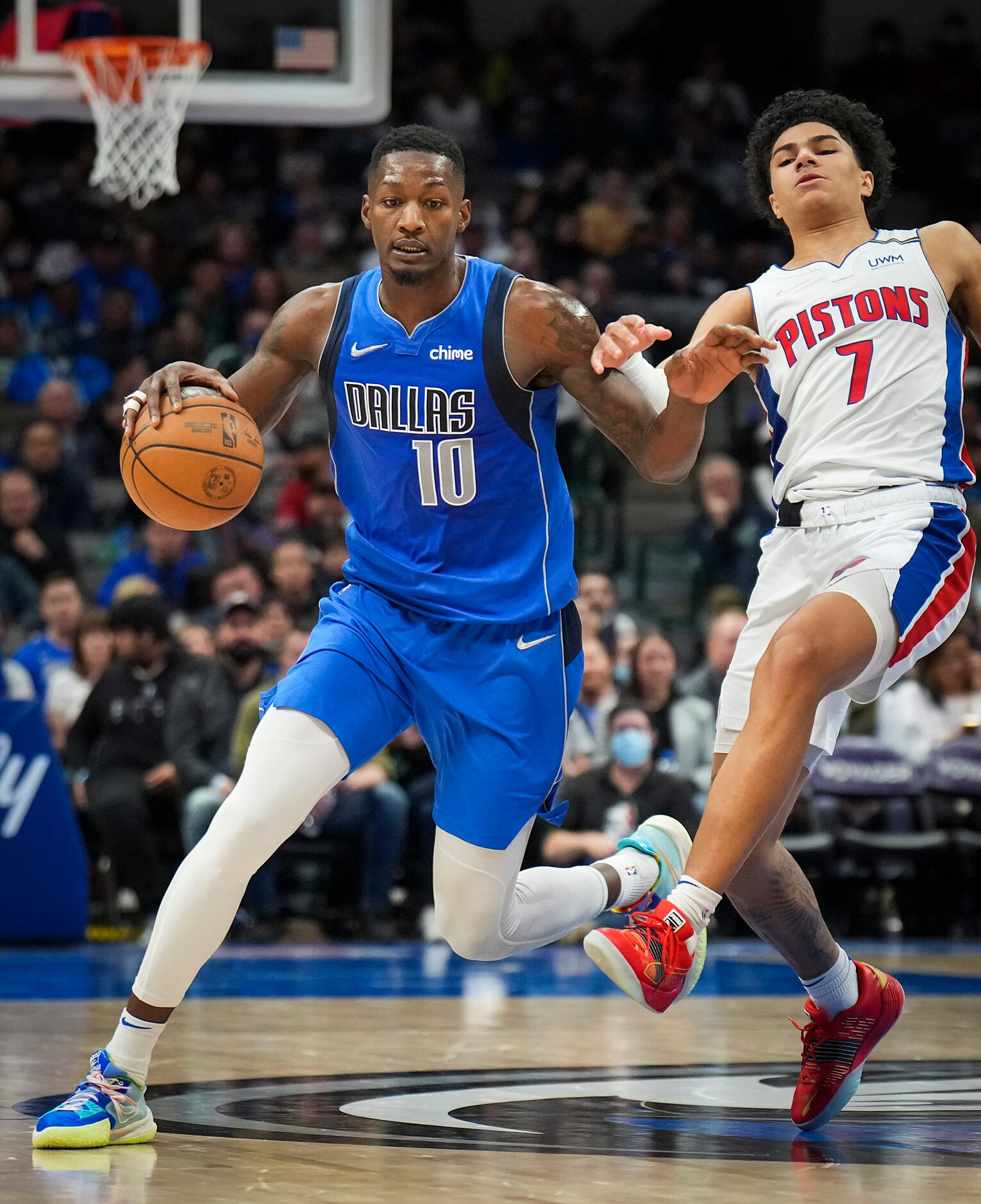 Dallas Mavericks forward Dorian Finney-Smith (10) drives past Detroit Pistons guard Killian...