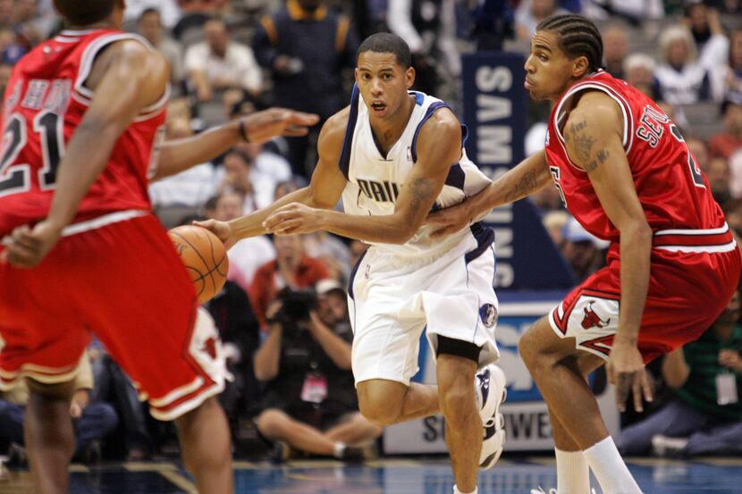 Dallas' Devin Harris drives downcourt against Chicago on Oct. 23, 2007.