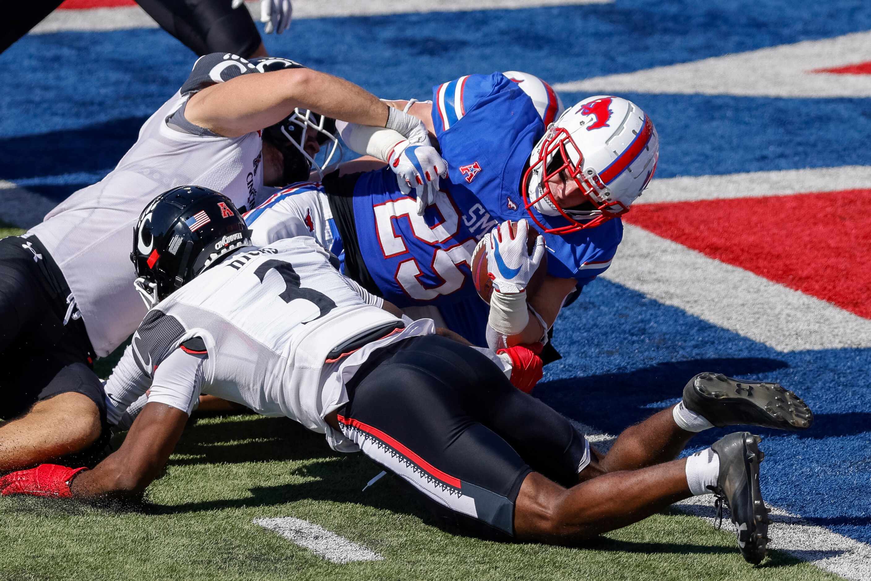 SMU running back TJ McDaniel (25) rushes for a three yard touchdown over Cincinnati...