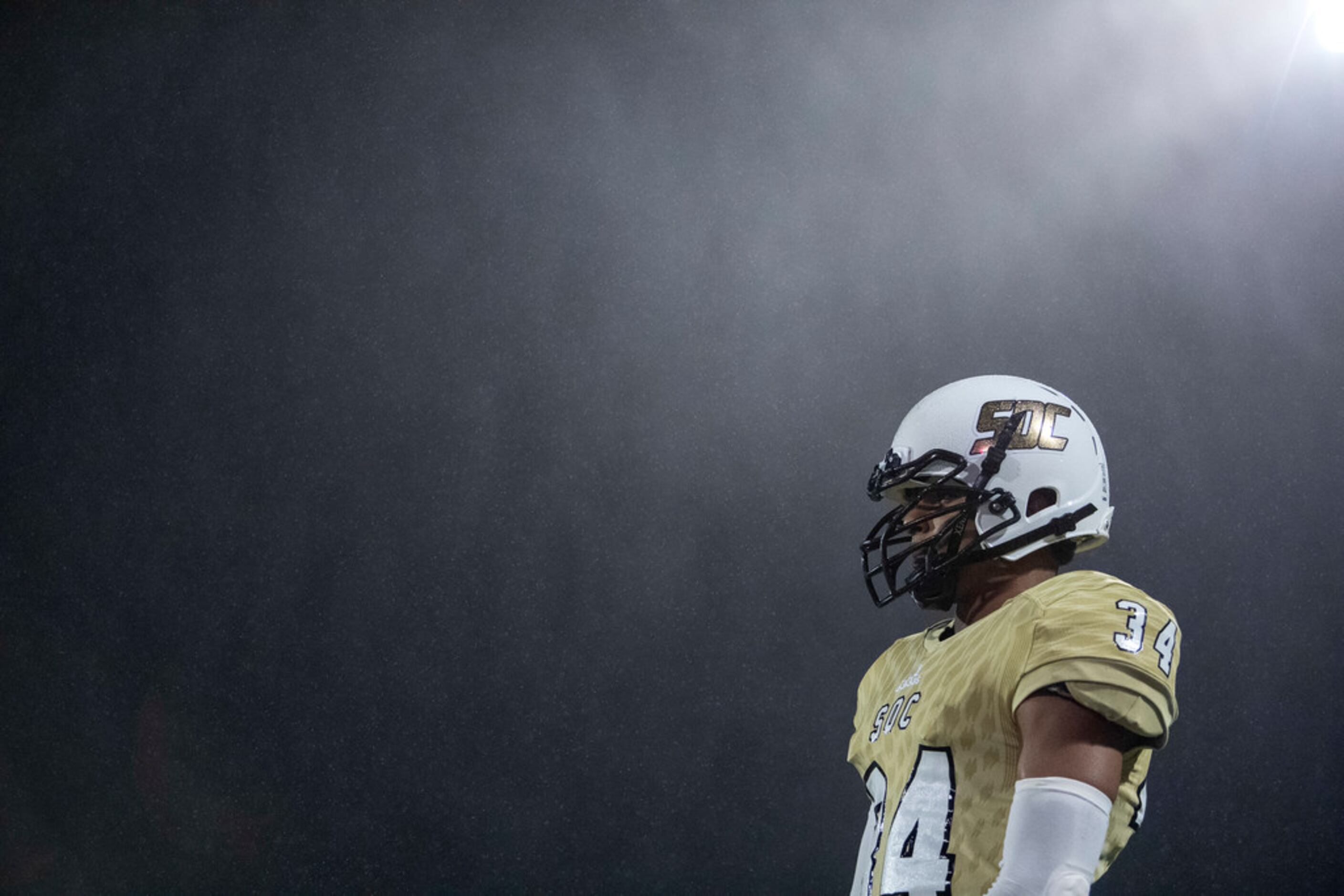 South Oak Cliff sophomore running back Netori Davis (34) stands in a cold mist that blew...