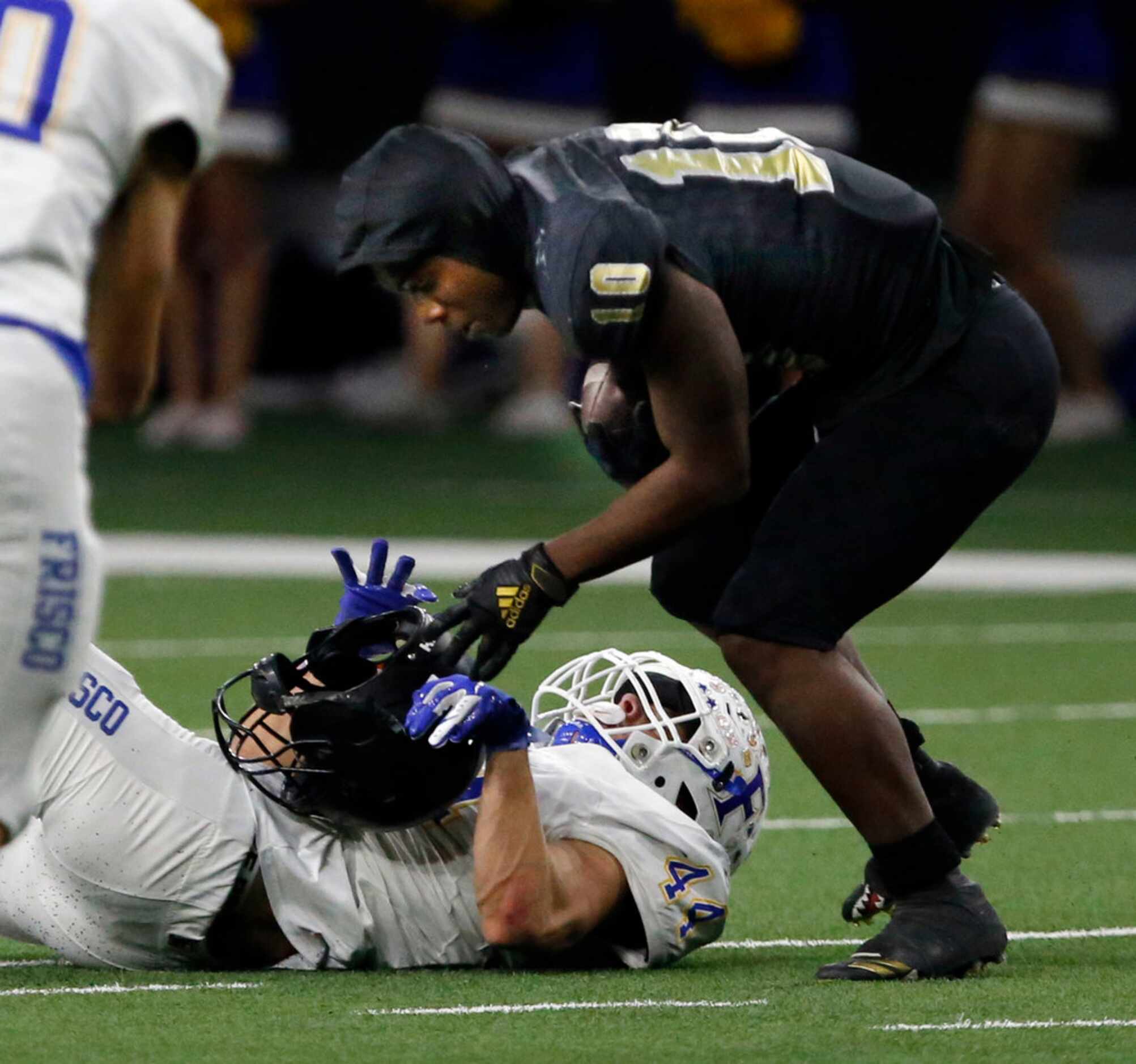 South Oak Cliff's Mikeviun Titus (10) keeps the football, but looses his helmet, to Frisco...
