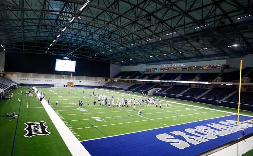 Jugadores de los Cowboys de Dallas llevan a cabo una práctica el domingo dentro del Ford...