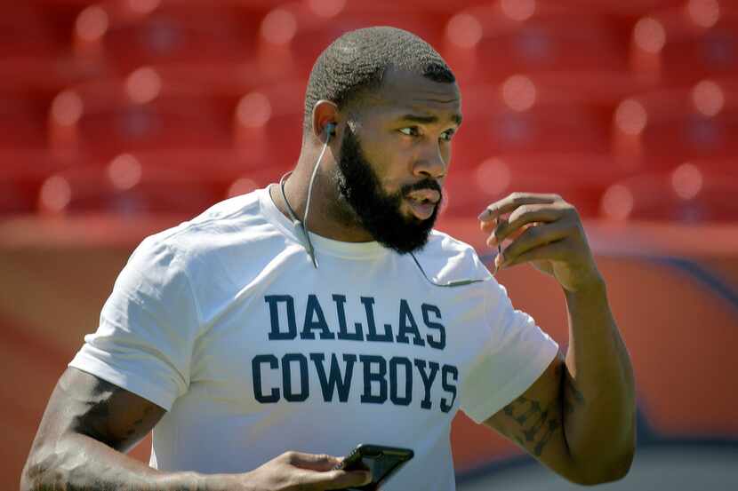 Dallas Cowboys running back Darren McFadden (20) warms up but doesn't suit up before a game...