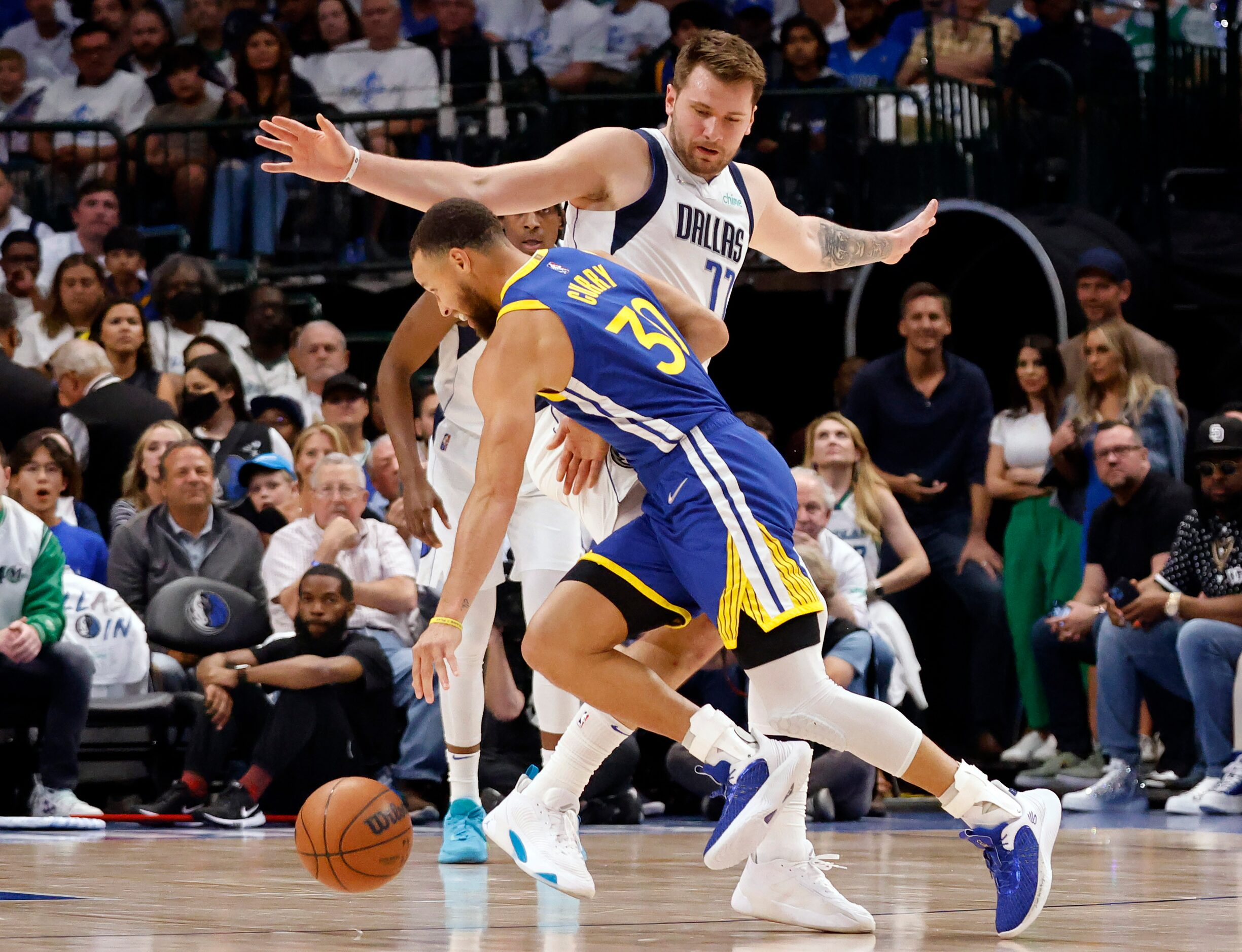 Dallas Mavericks guard Luka Doncic (77) gaurds Golden State Warriors guard Stephen Curry...