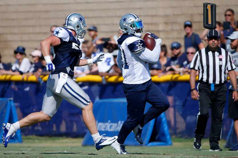 Cowboys running back Ezekiel Elliott (21) is chased by linebacker Sean Lee during an...