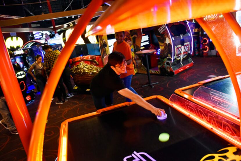 Andrei Spiride, juega air hockey durante un ejercicio de equipo en Pinstack, en Plano. BEN...