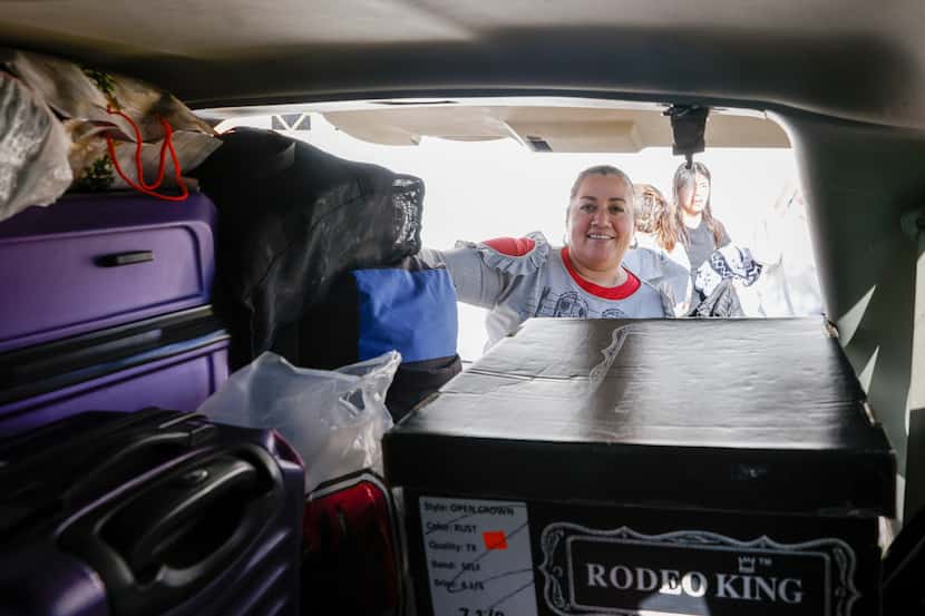 Venet Castañeda, de 47 años, empaca maletas en su carro para su viaje en caravana hacia...