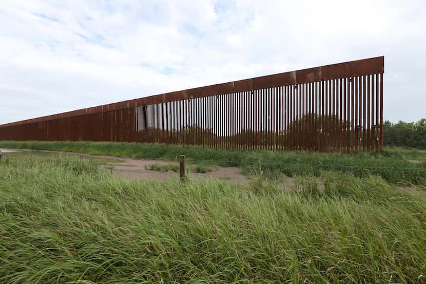 En esta imagen del 14 de julio de 2021 se ve un tramo del muro fronterizo cerca de La...