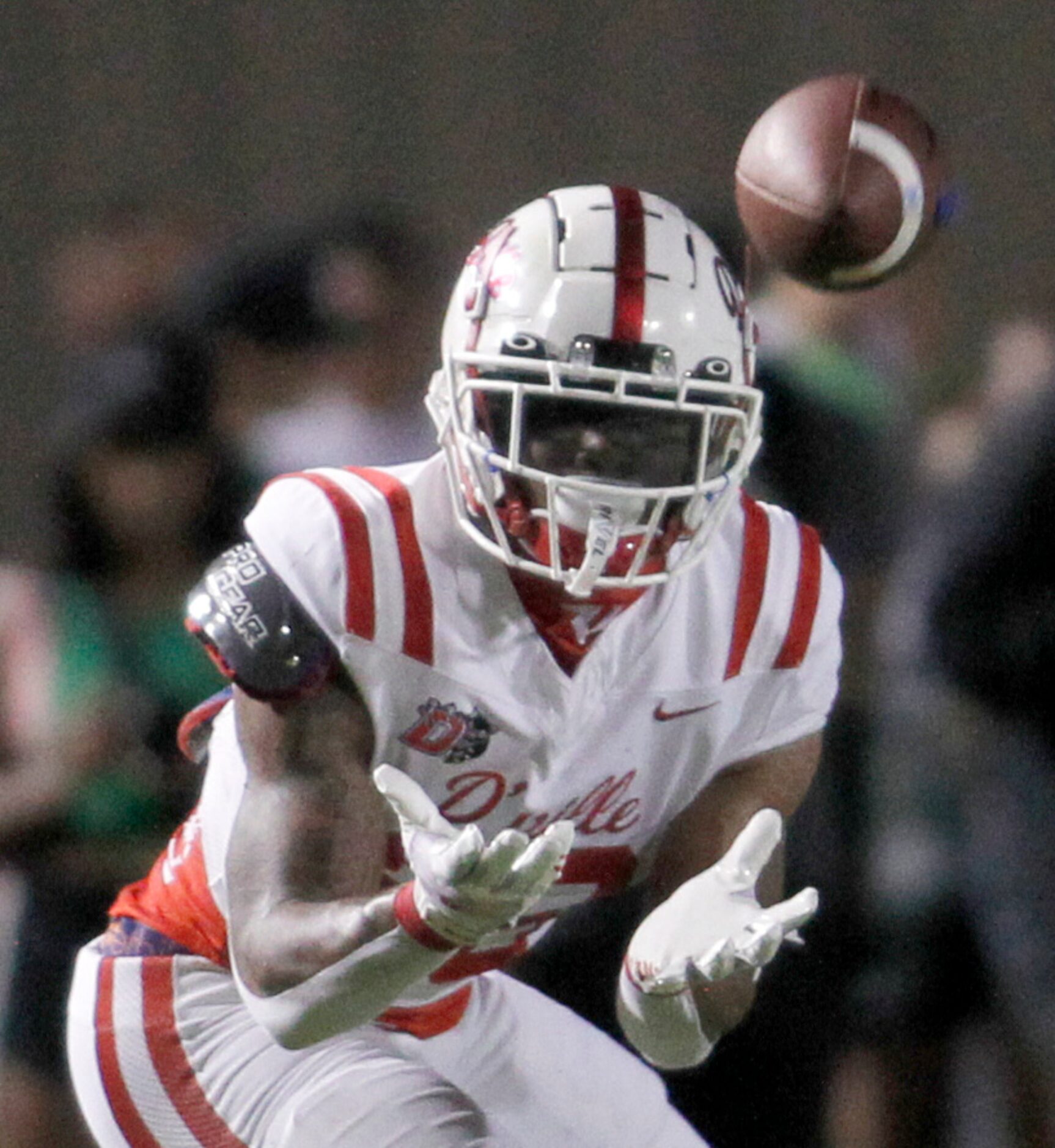 Duncanville running back Caden Durham (29) pulls in a touchdown pass during second quarter...