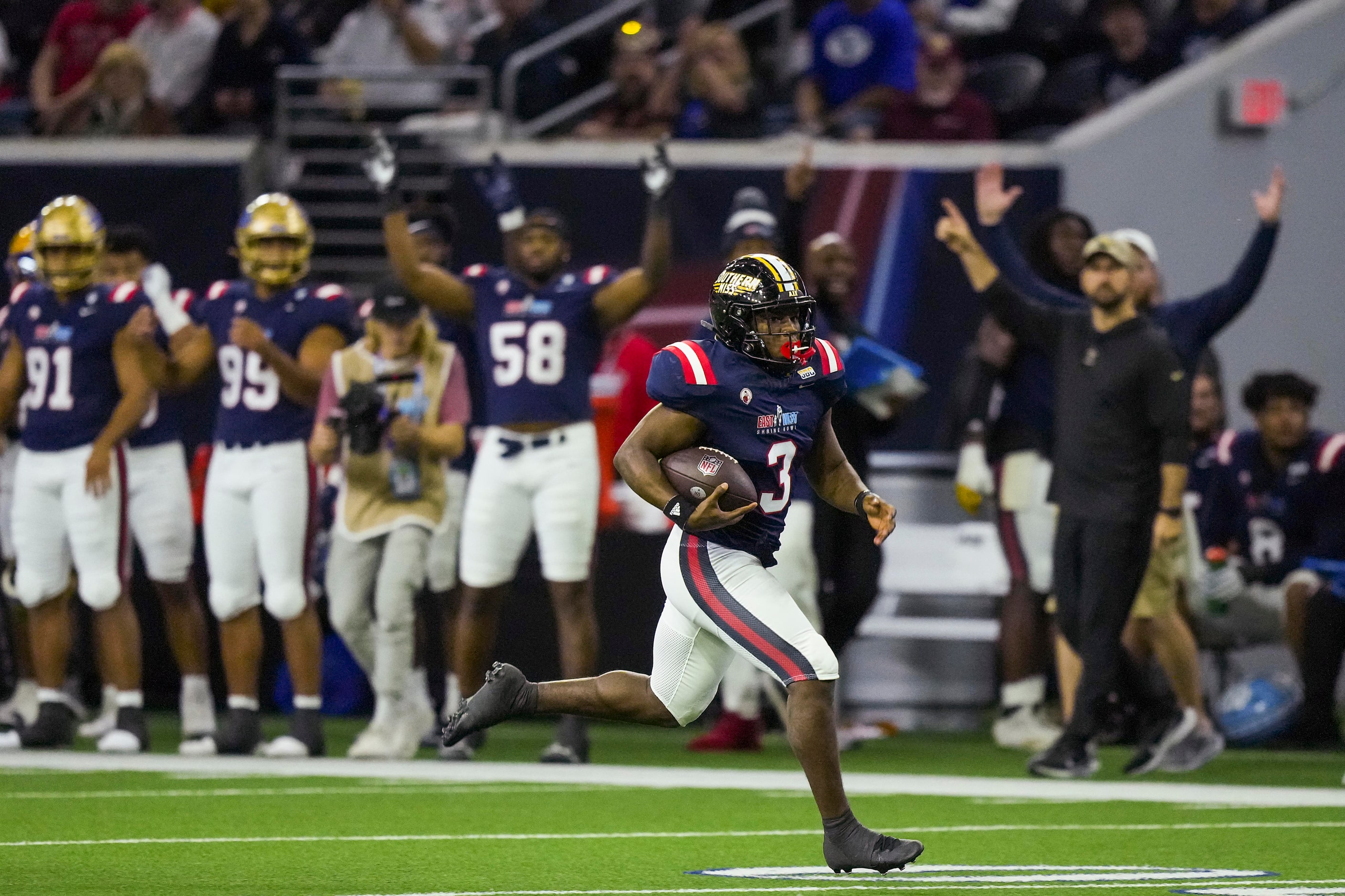 West runninbg back Frank Gore Jr. of Southern Miss (3) breaks free on a long touchdown run...