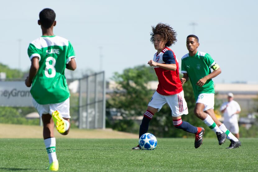 Anthony Ramirez on the ball for the FC Dallas U14s against Ikapa United in the 2019 Dallas Cup.