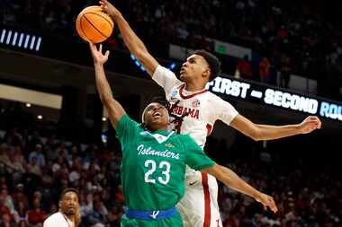 Alabama guard Rylan Griffen (3) blocks a shot by Texas A&M-CC guard Ross Williams (23)...