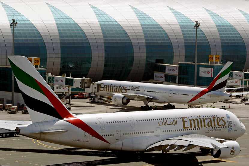 En esta fotografía de archivo del 8 de mayo de 2014 se ven aviones de pasajeros de Emirates...