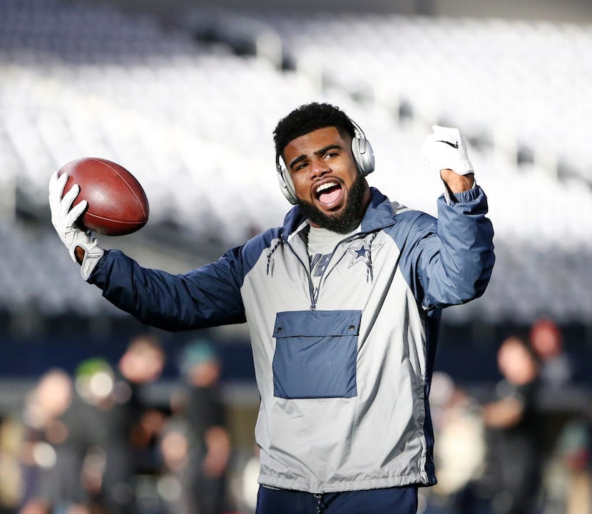 Dallas Cowboys running back Ezekiel Elliott (21) on the field before a National Football...