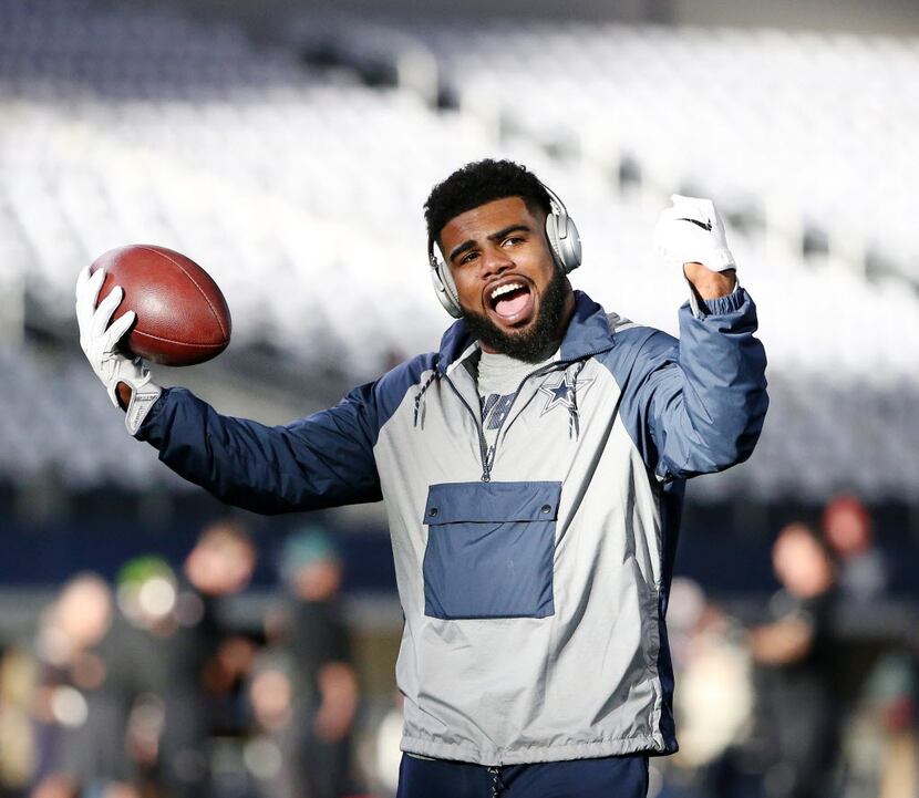 Dallas Cowboys running back Ezekiel Elliott (21) on the field before a National Football...