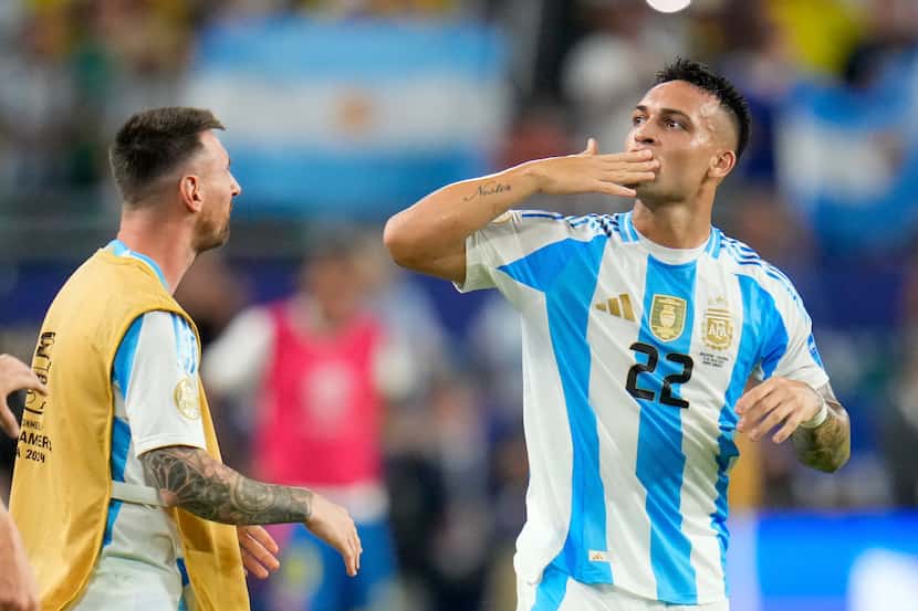 Lautaro Martínez celebra tras anotar el gol de Argentina para vencer 1-0 a Colombia en la...