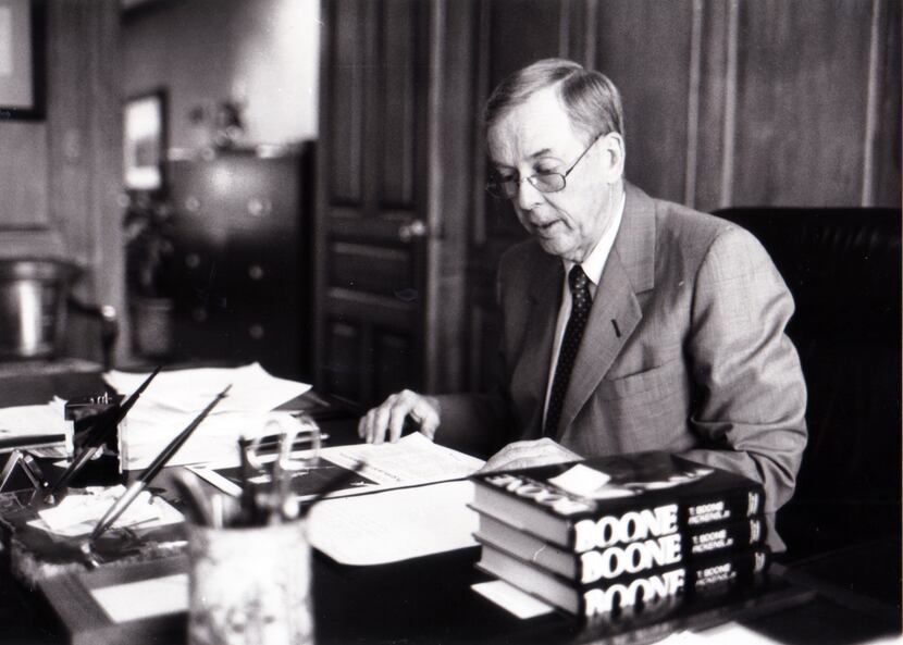  Pickens was photographed in his Amarillo office in 2005 for a High Profile piece in The News..