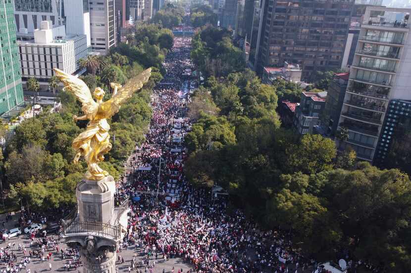 Simpatizantes del presidente mexicano Andrés Manuel López Obrador marchan para apoyar su...