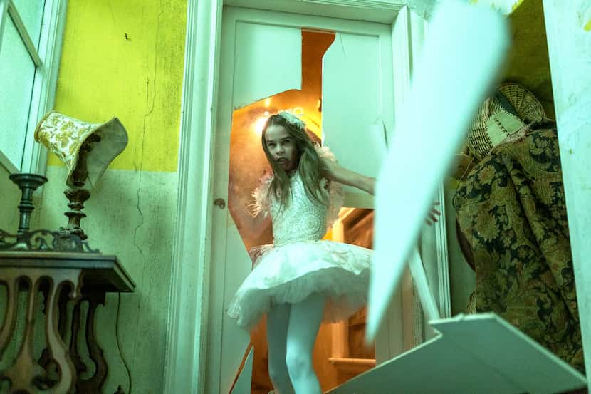 En esta imagen proporcionada por Universal Pictures, Alisha Weir en una escena de "Abigail"....