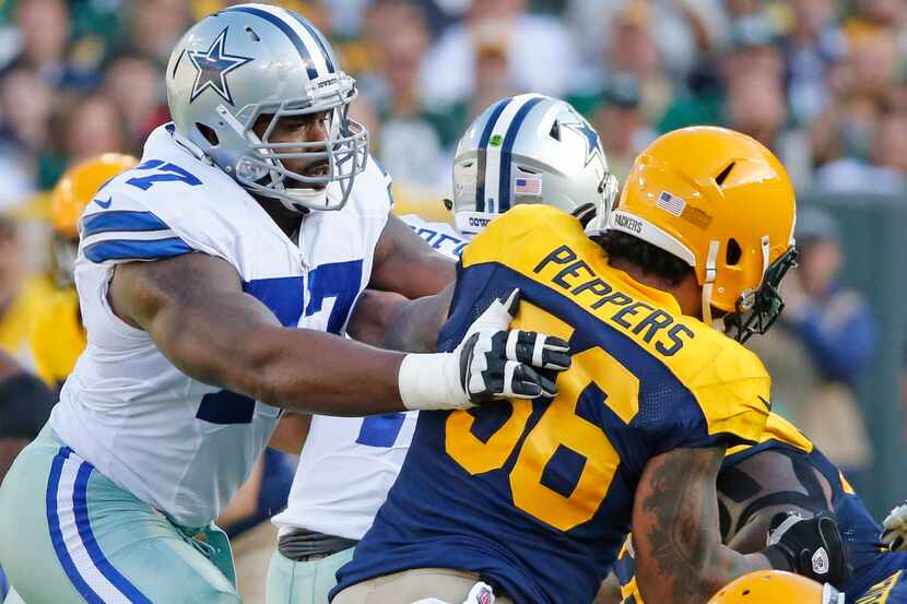 Dallas Cowboys tackle Tyron Smith (77) blocks Green Bay Packers outside linebacker Julius...