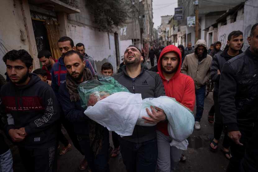 Mohammad Shouman carga con el cadáver de su hija Masa, que murió en un bombardeo israelí en...