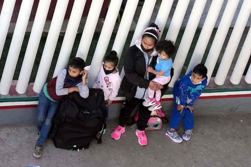 Una familia migrante en un punto de entrada para solicitantes de asilo a Estados Unidos, el...