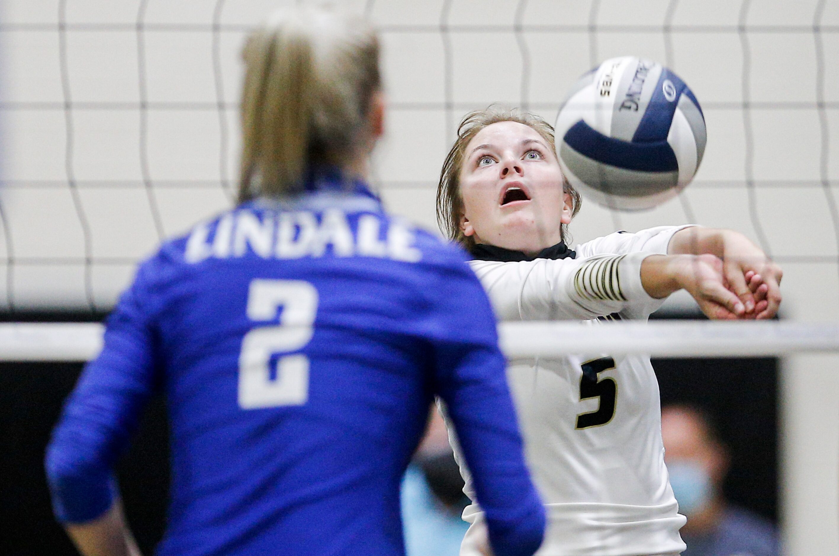 KaufmanÕs Taylor Sandberg (5) bumps the ball as LindaleÕs Skylar Wyllie (2) defends during a...