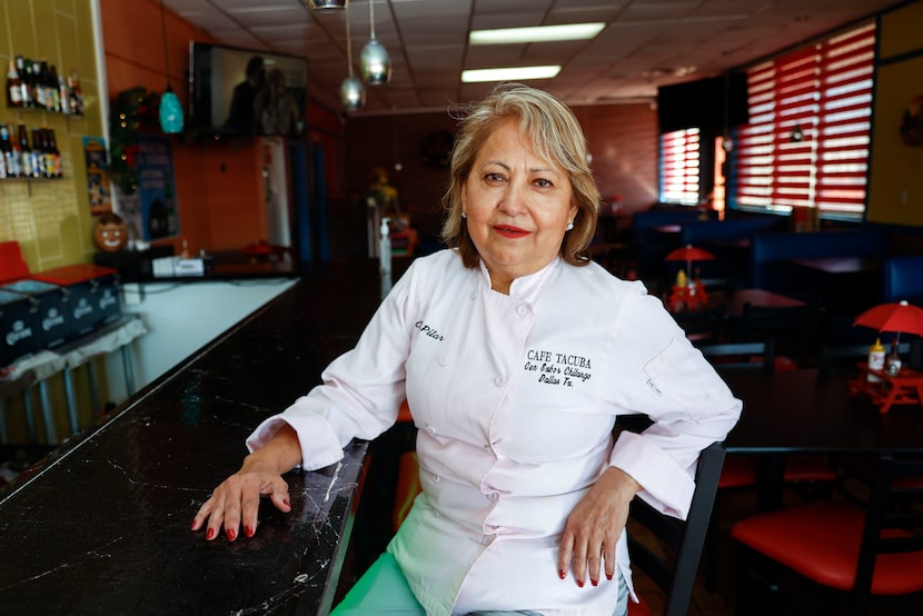 Pilar Aguilar, dueña de un puesto en el Garibaldi Bazaar, posa para una fotografía en su...