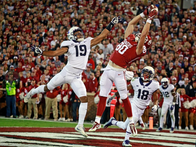 NORMAN, OK - NOVEMBER 11: Tight end Grant Calcaterra #80 of the Oklahoma Sooners catches a...