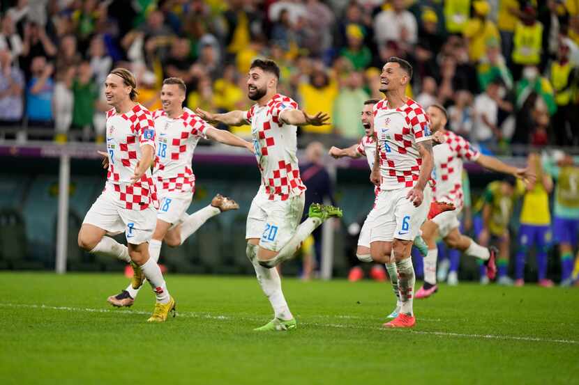 Jugadores de Croacia festejan su pase a las semifinales del Mundial tras dejar fuera a Brasil