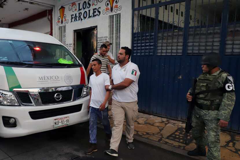 Elementos del Instituto Nacional de Migración de México detienen a un inmigrante en...