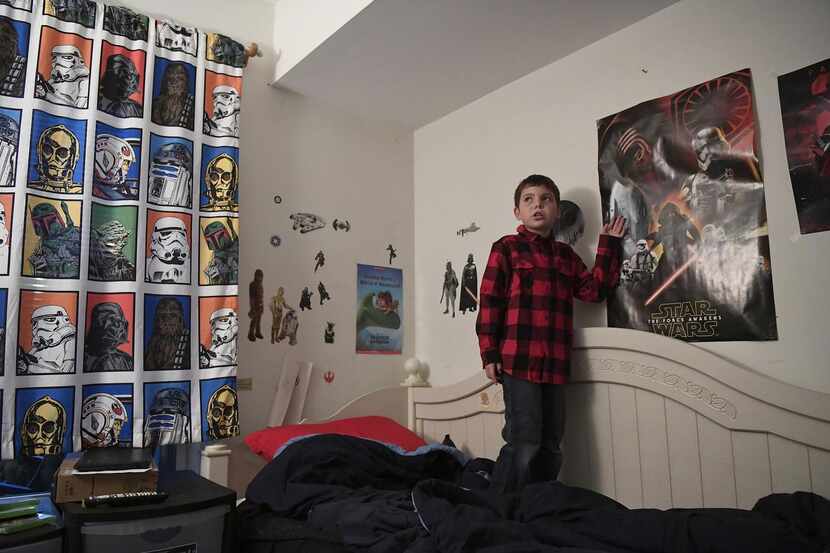 Joe Maldonado, entonces de ocho años de edad, en su cuarto de Secauscus, Nueva Jersey, en...