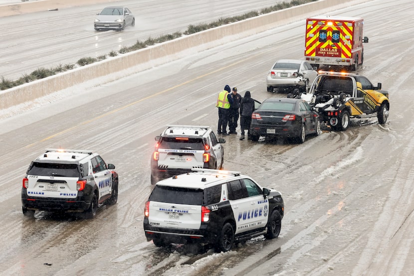 La policía y los bomberos de Dallas responden a un accidente en la U.S. 75, dirección sur,...