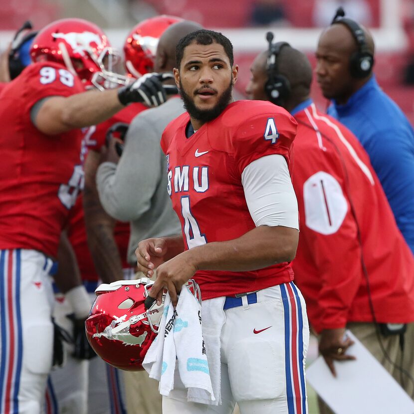 Southern Methodist Mustangs quarterback Matt Davis (4) walks by the huddle in the first...