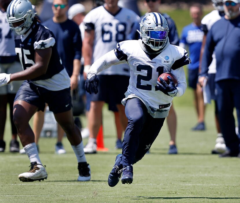 Dallas Cowboys running back Ezekiel Elliott (21) carries the ball during a Training Camp...