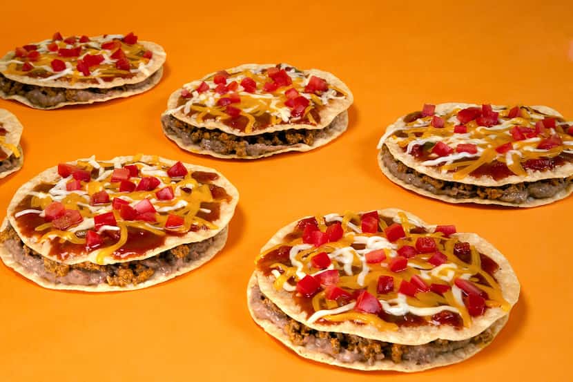 La famosa Mexican Pizza que regresó al menú de Taco Bell en 2022 luego de que gfuera...