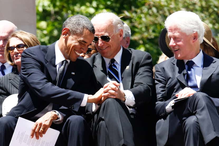 Barack Obama, Joe Biden y Bill Clinton durante un servicio en memoria de Robert Byrd, el 2...