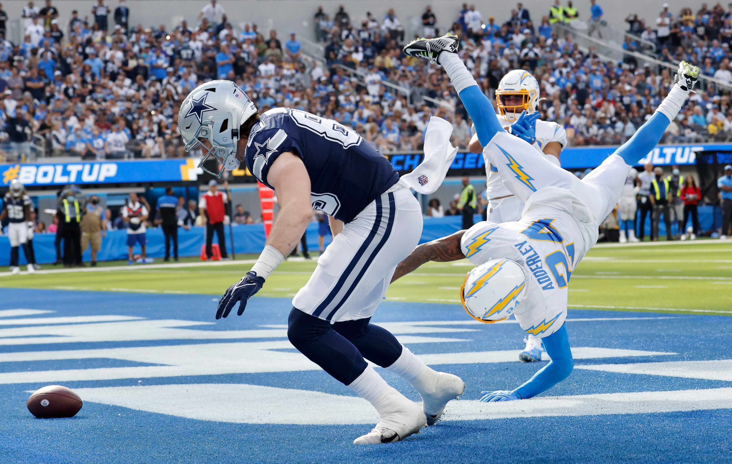 Dallas Cowboys tight end Blake Jarwin (89) had his touchdown pass almost intercepted by Los...