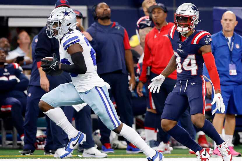 Dallas Cowboys cornerback DaRon Bland (26) intercepts a second quarter pass and returns it...