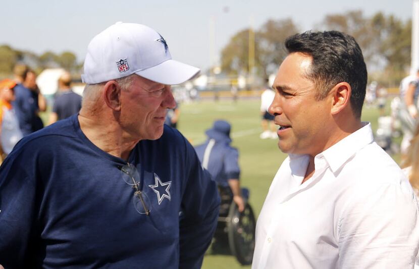 Dallas Cowboys owner Jerry Jones (left) visits with former boxer and now promoter Oscar De...